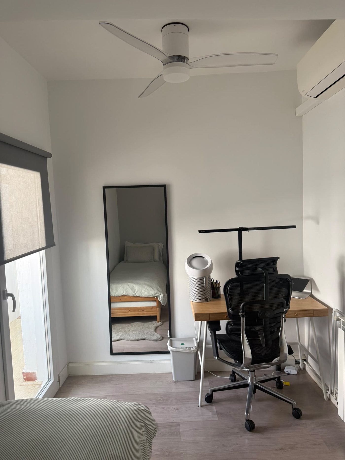 Escritorio de bambú con silla ergonómica, lámpara LED, purificador de aire y espejo de cuerpo entero, con luz natural de la ventana