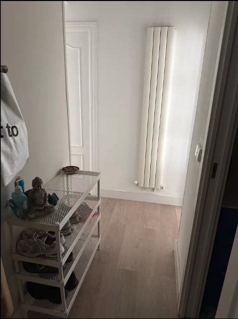Recibidor con zapatero y radiador vertical